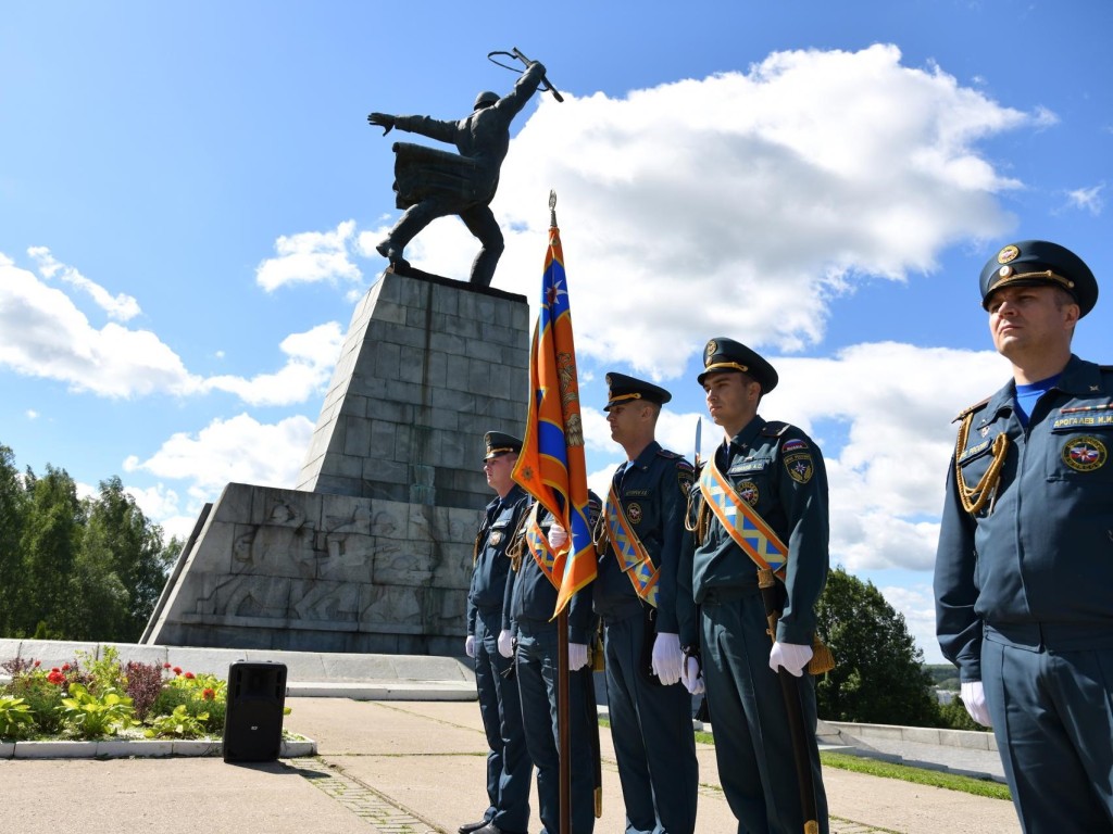 В округе сотрудники и ветераны МЧС России почтили память героев ВОВ, возложив цветы к памятнику советскому солдату