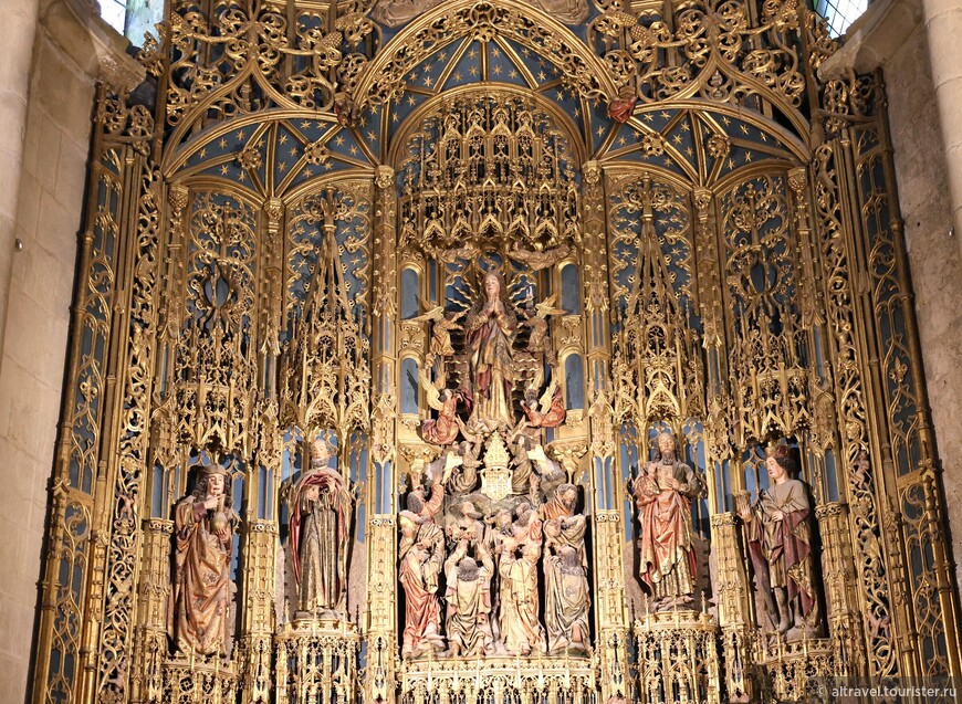 В центре алтаря изображена Мария, возносимая на небеса группой ангелов, по бокам, чуть ниже нее расположены фигуры четырёх апостолов. 