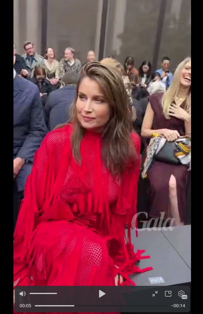 После развода с мужем Летиция Каста вышла в свет в очень смелом красном платье