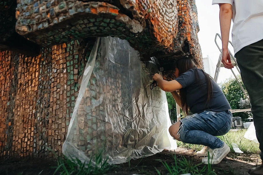 Фото: челнинские активисты начали восстанавливать скульптуру Ханова 