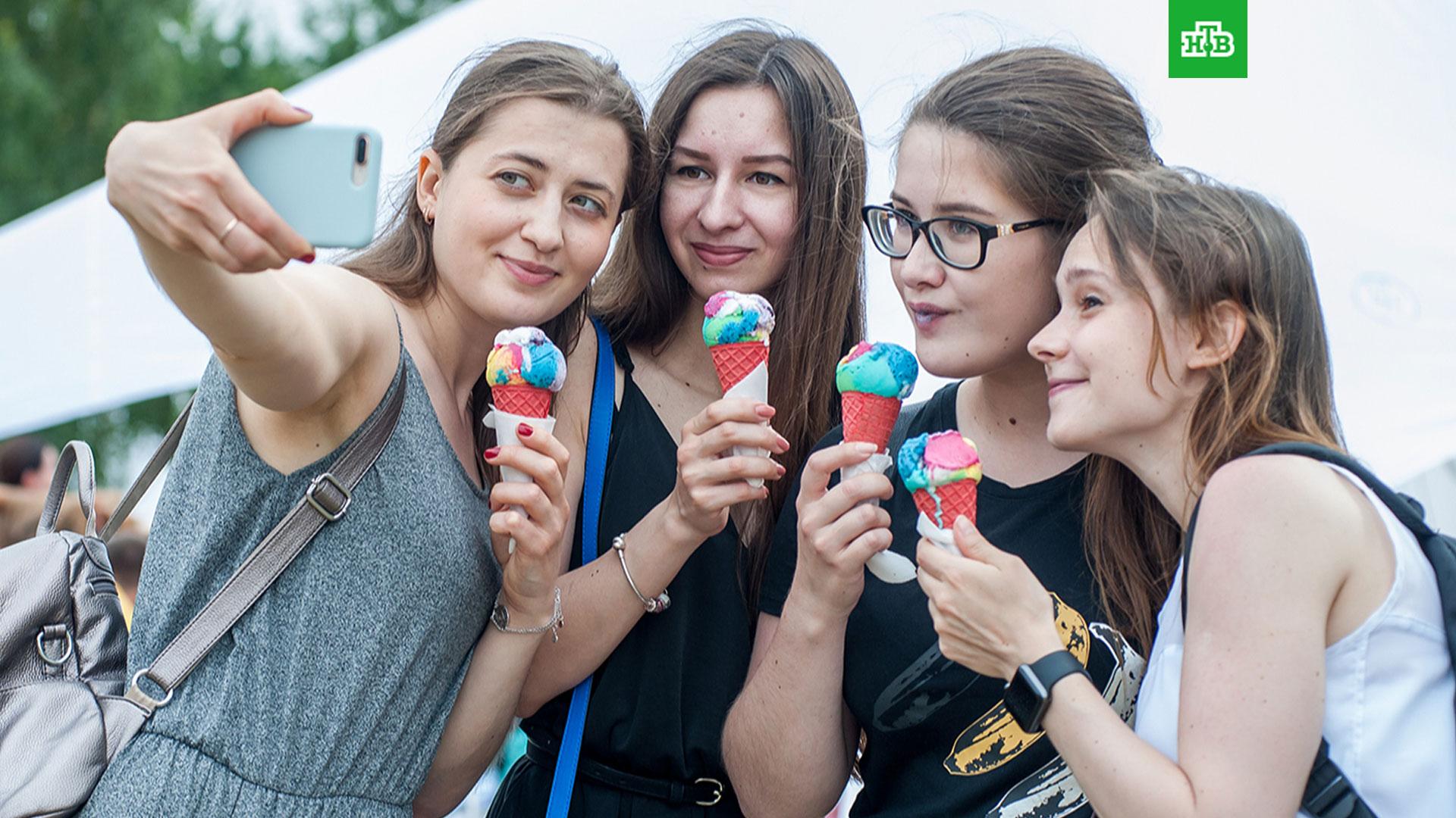 Молодежь москвы. Активная молодежь. Современная молодежь Москва. Молодежь и мороженое.