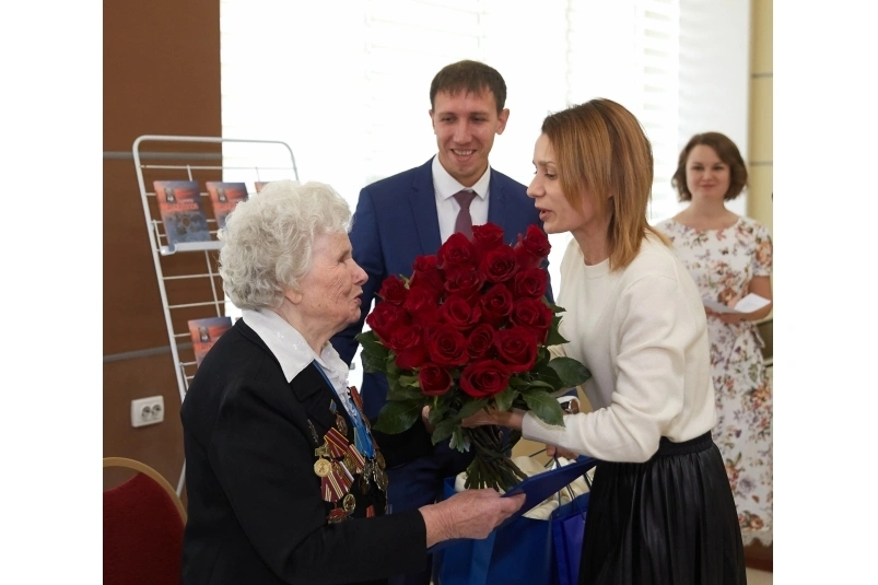 Декабрина Михайловна Пушкарева принимает поздравления с юбилеем