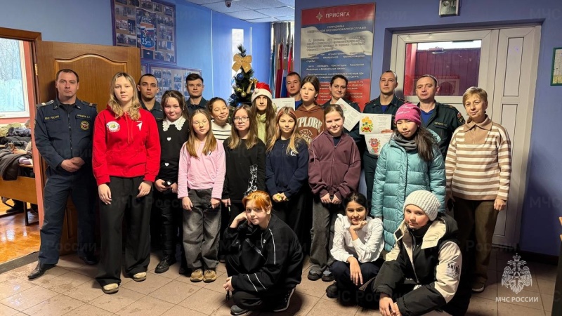 Школьники Северо-Западного административного округа поздравили пожарных с наступившим Новым годом