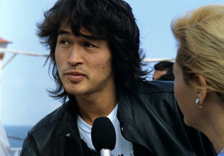 «Уберите это!»: отец Виктора Цоя пришёл в ярость при виде могилы сына. Что разозлило родителя рок-легенды?