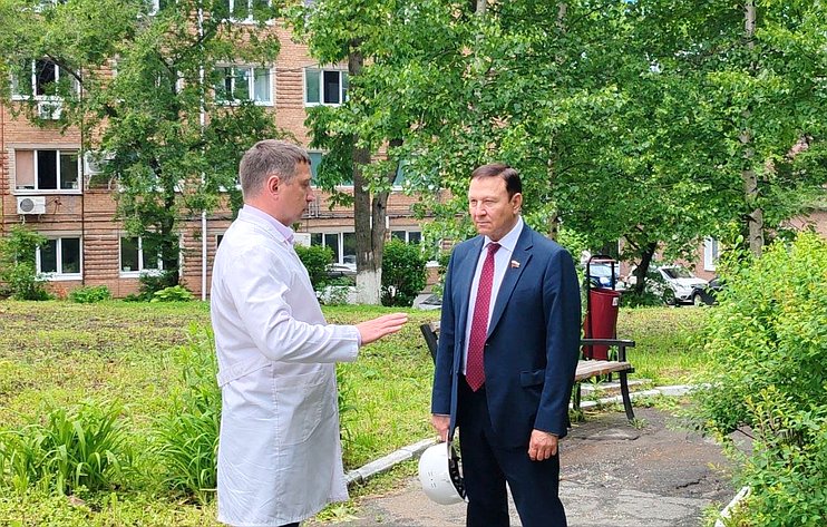Александр Ролик в ходе региональной недели посетил реконструируемый корпус реабилитационного центра для участников СВО при Владивостокской клинической больнице №1