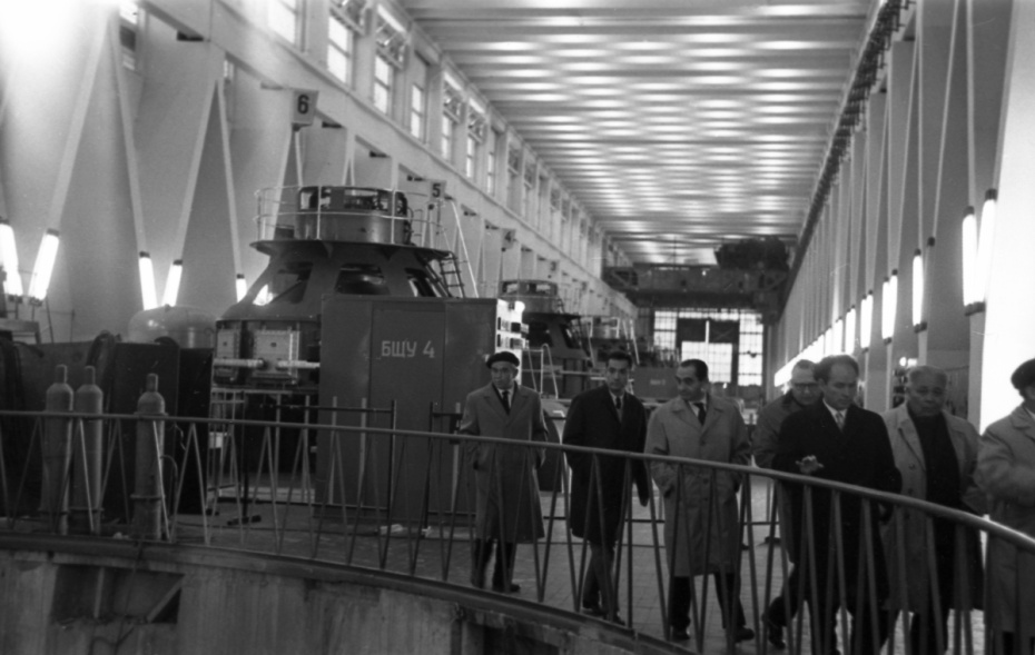 Иностранная делегация на экскурсии в машинном зале Братской гидроэлектростанции