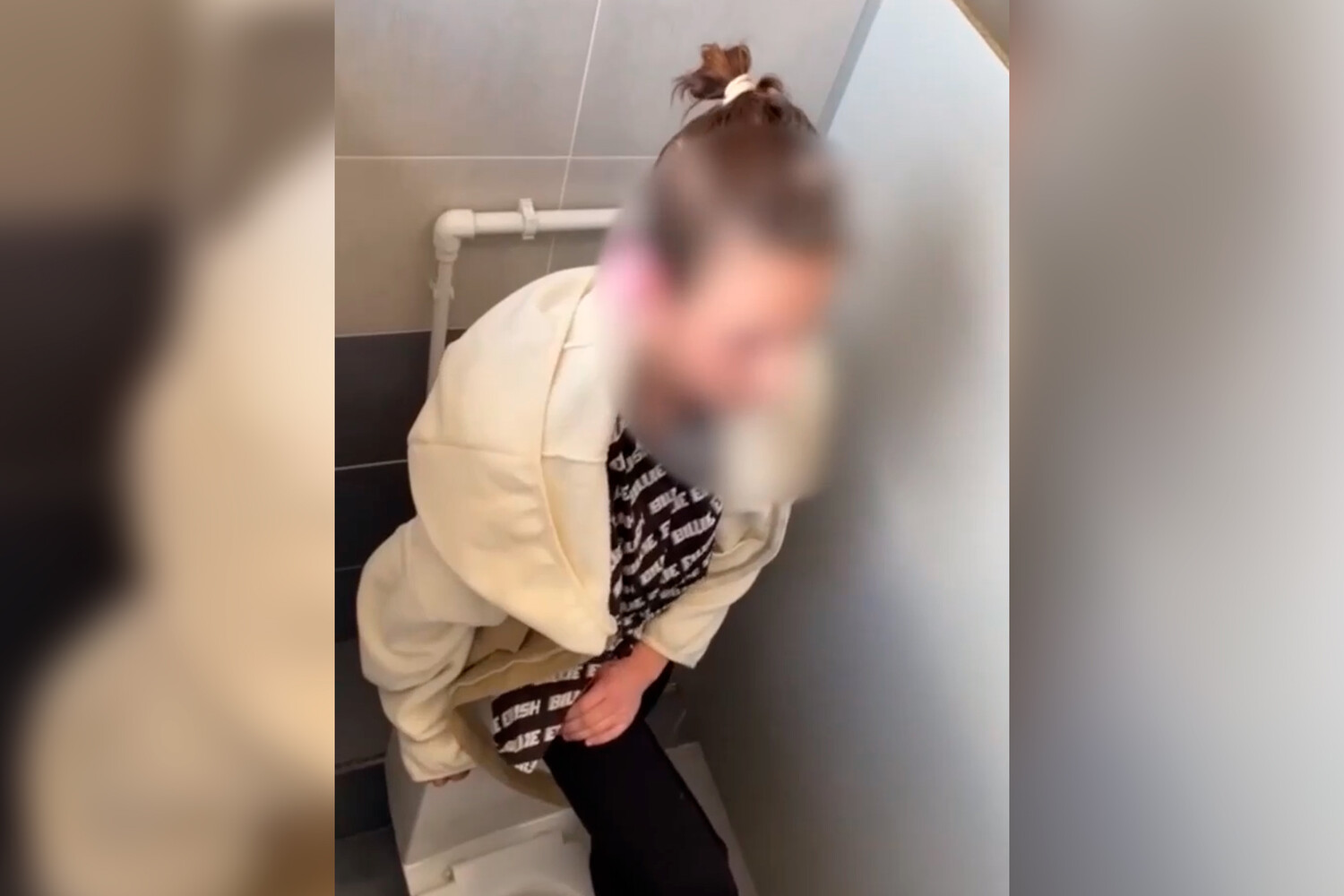 застряла головой в диване