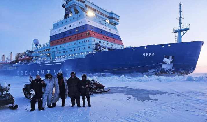 Участники снегоходной экспедиции, посвященной 190-летию Гидрометеорологической службы России в Арктике.