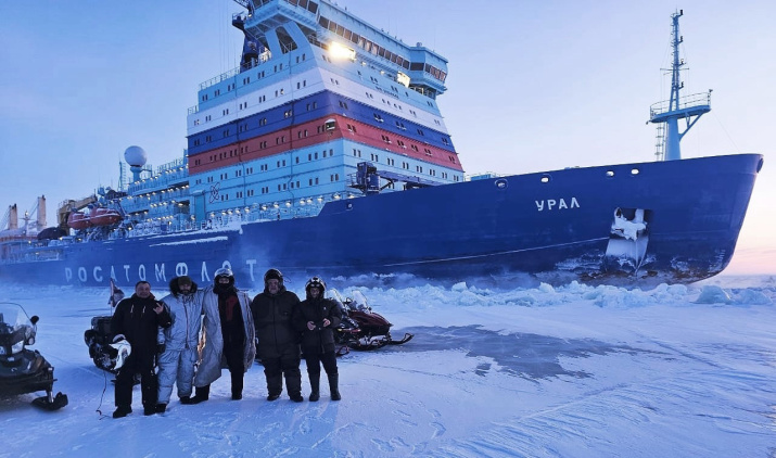 Участники снегоходной экспедиции, посвященной 190-летию Гидрометеорологической службы России в Арктике.