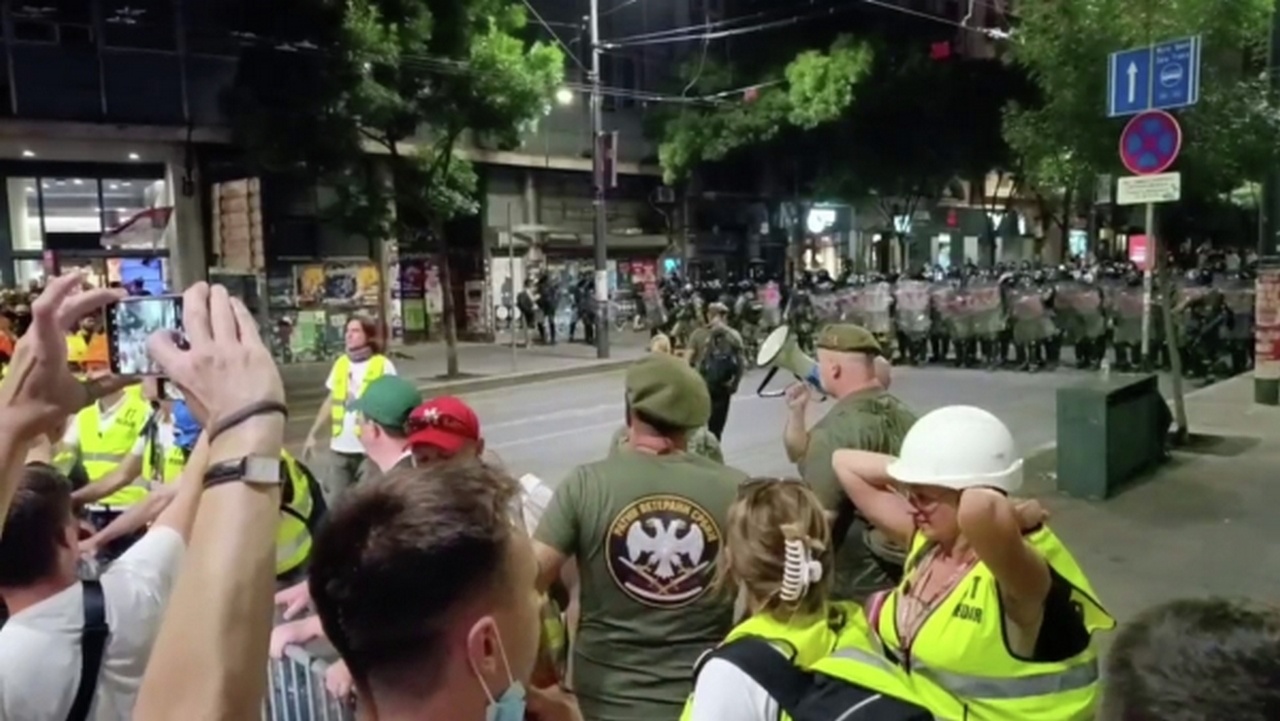 Бесцветная сербская революция