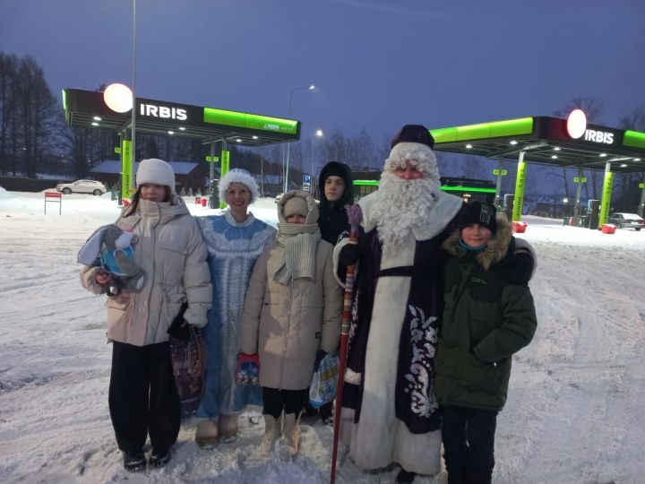 В Кощаково с подарками к детям пришли Дед Мороз и Снегурочка