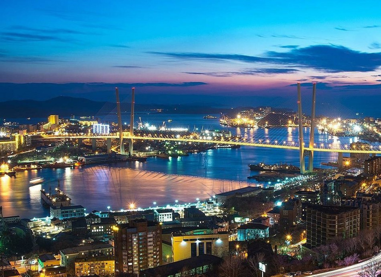 Сколько сейчас время в владивостоке. Золотой мост Владивосток. Порт Владивосток панорама. Ночной порт Владивосток. Столица Приморского края.