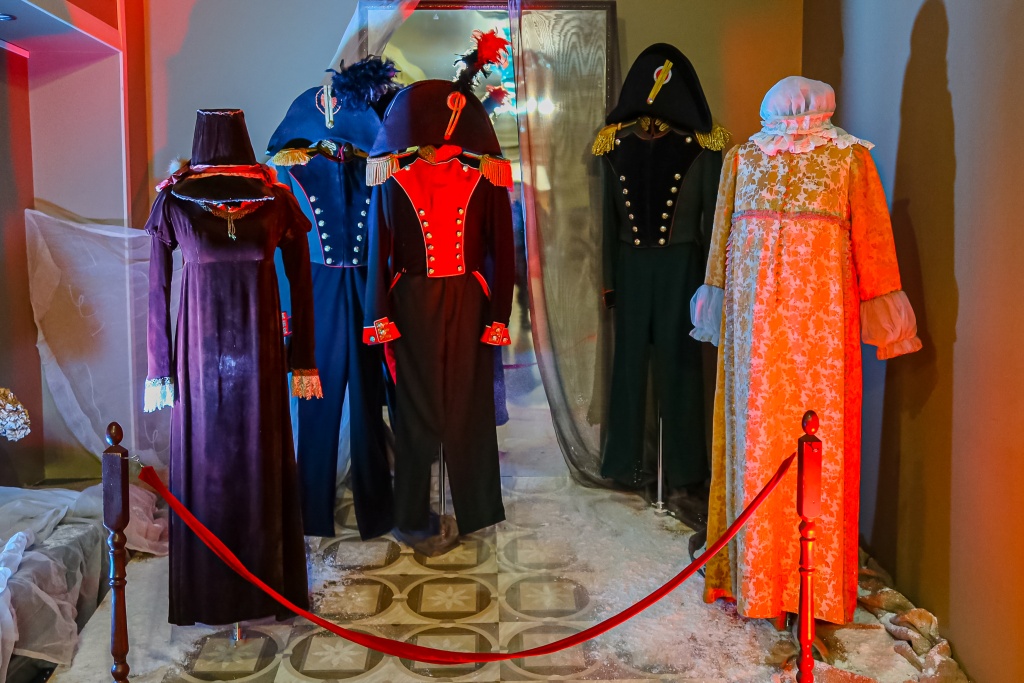 Наталья Бондарчук снималась в темно-фиолетовом наряде княгини Марии Волконской слева. Фото: Ирина Иванова. Правообладатель: Институт культурных программ.