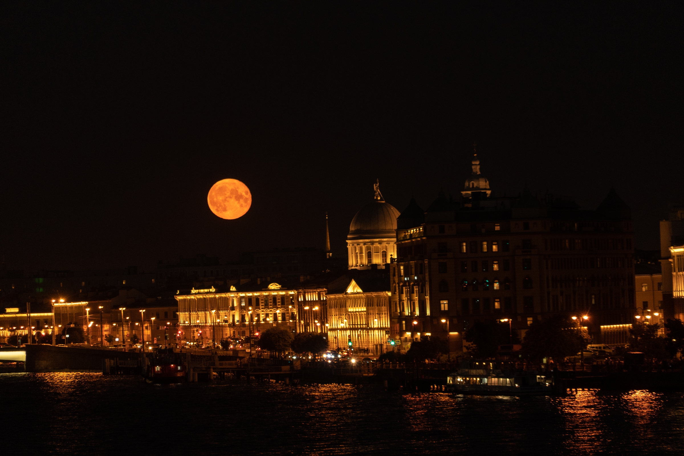 большая луна в москве