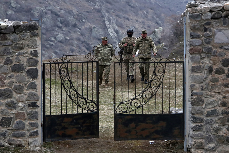 Азербайджан. Азербайджанские военнослужащие на территории монастыря Агаоглан в Лачинском районе, 2020 год