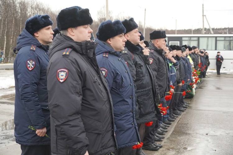 Росгвардейцы приняли участие в траурном митинге, посвященном памяти сотрудников, погибших при исполнении служебного долга