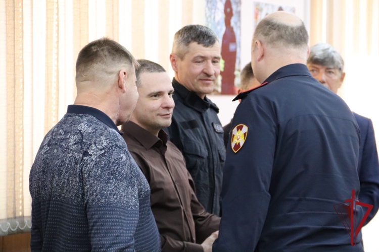 Начальник Управления Росгвардии по Амурской области Виталий Харчёв поздравил отставных офицеров с днём ветеранов войск правопорядка