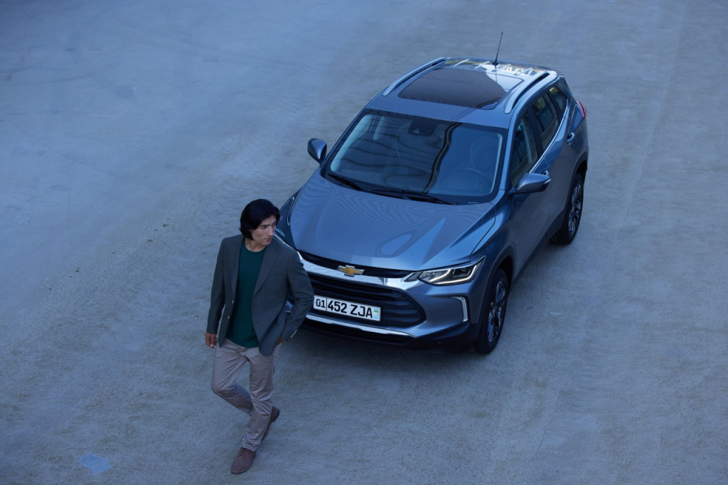 Трекер 2023. Шевроле новый кроссовер. Шевроле трекер 2023 с люком. Новый Chevrolet Tracker. Машины в Узбекистане новые модели.