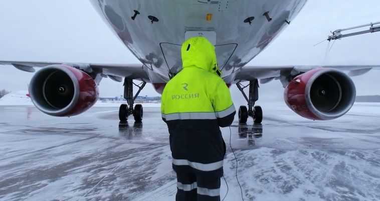 Сотрудников аэропортов Чукотки потренировали защищать самолёты от обледенения