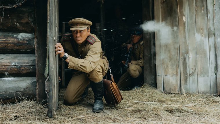 «Август» — не дословная экранизация романа: сюжет, ритм и стиль адаптированы под современное кино