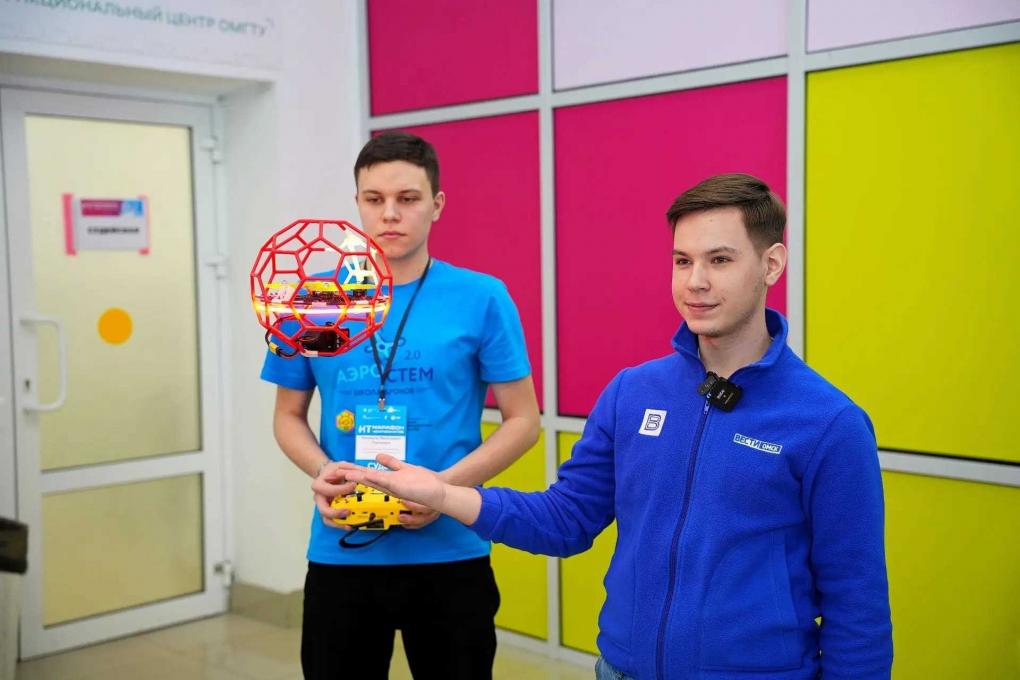Более 100 омских школьников приняли участие в ИТ-чемпионате «АэроСТЕМ»