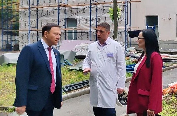 Александр Ролик в ходе региональной недели посетил реконструируемый корпус реабилитационного центра для участников СВО при Владивостокской клинической больнице №1