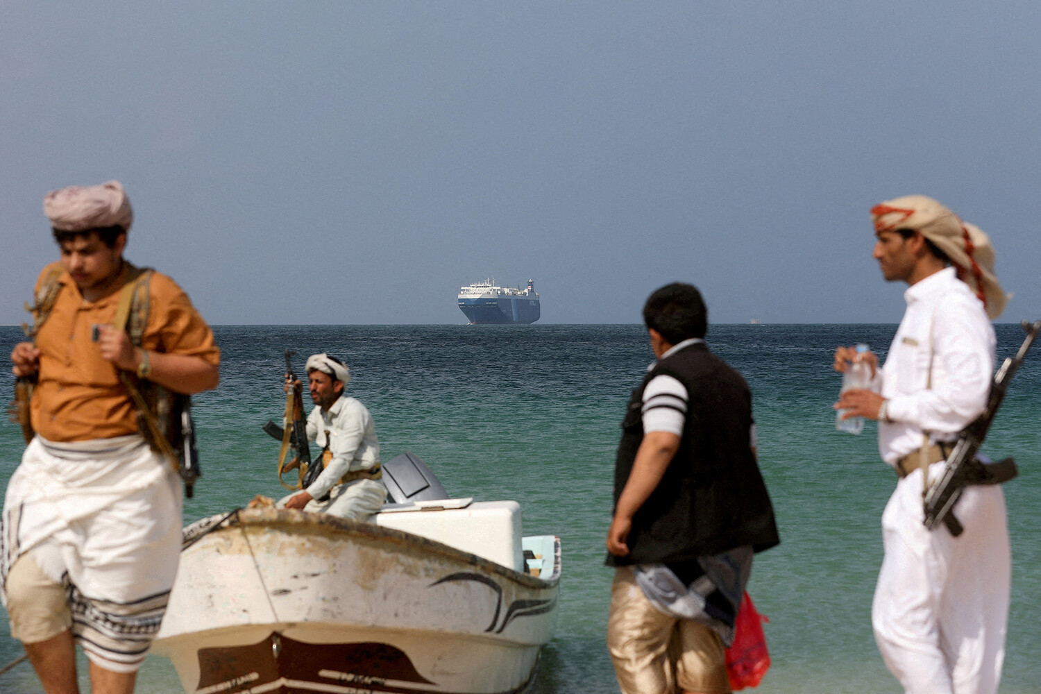 Британские ВМС сообщили о перестрелке между судном и неизвестными у берегов Йемена