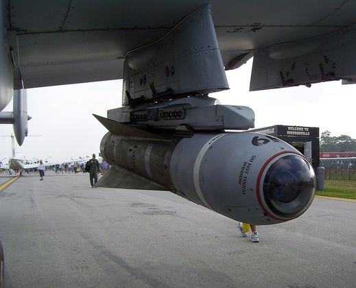Ракета воздух-земля AGM-65 Maverick прикреплен к американскому штурмовику A-10 Thunderbolt II