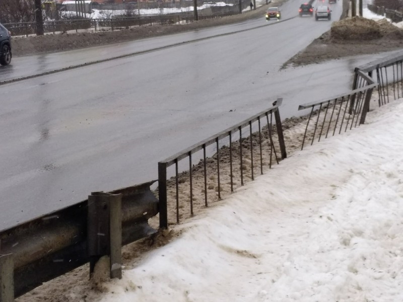 Тротуар на мосту. Снежок Вологодский.