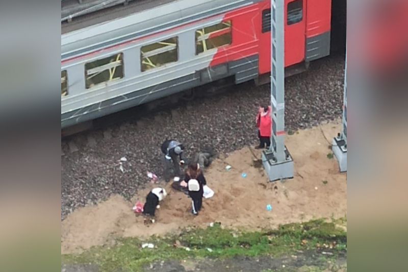2022 иркутск. 2022. В кемерово поезд сбил человека. Красноярск поезд сбил человека. Девушка попала под поезд.