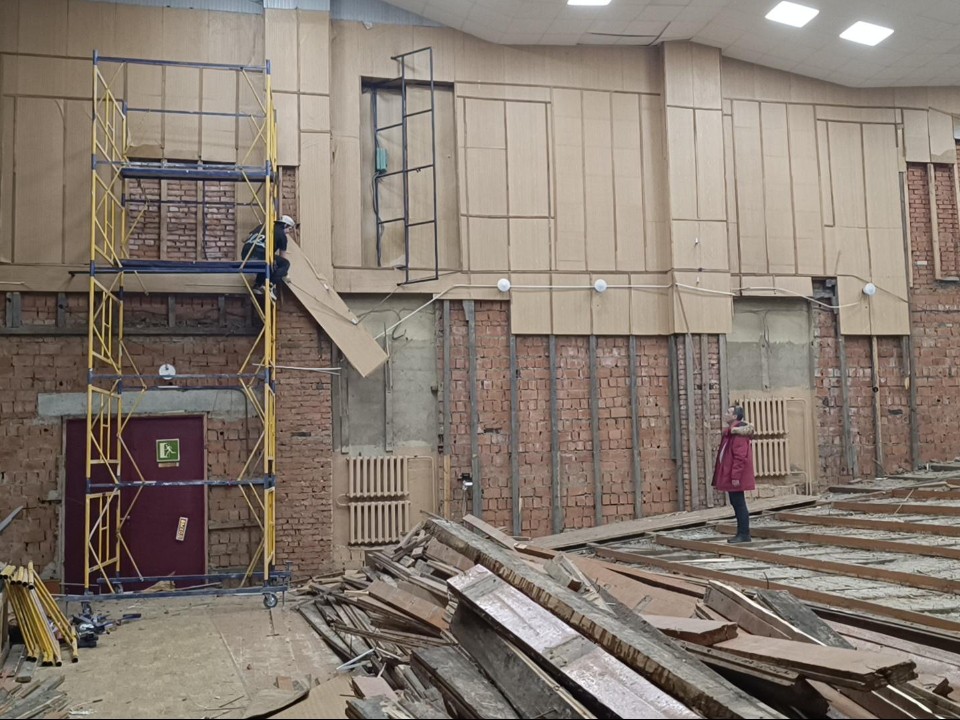 Сохранят акустику: в ДК «Луговая» начали преображение зрительного зала