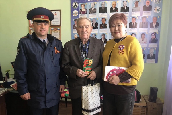 Сотрудники исправительной колонии № 1 поздравили ветеранов с Днем Победы