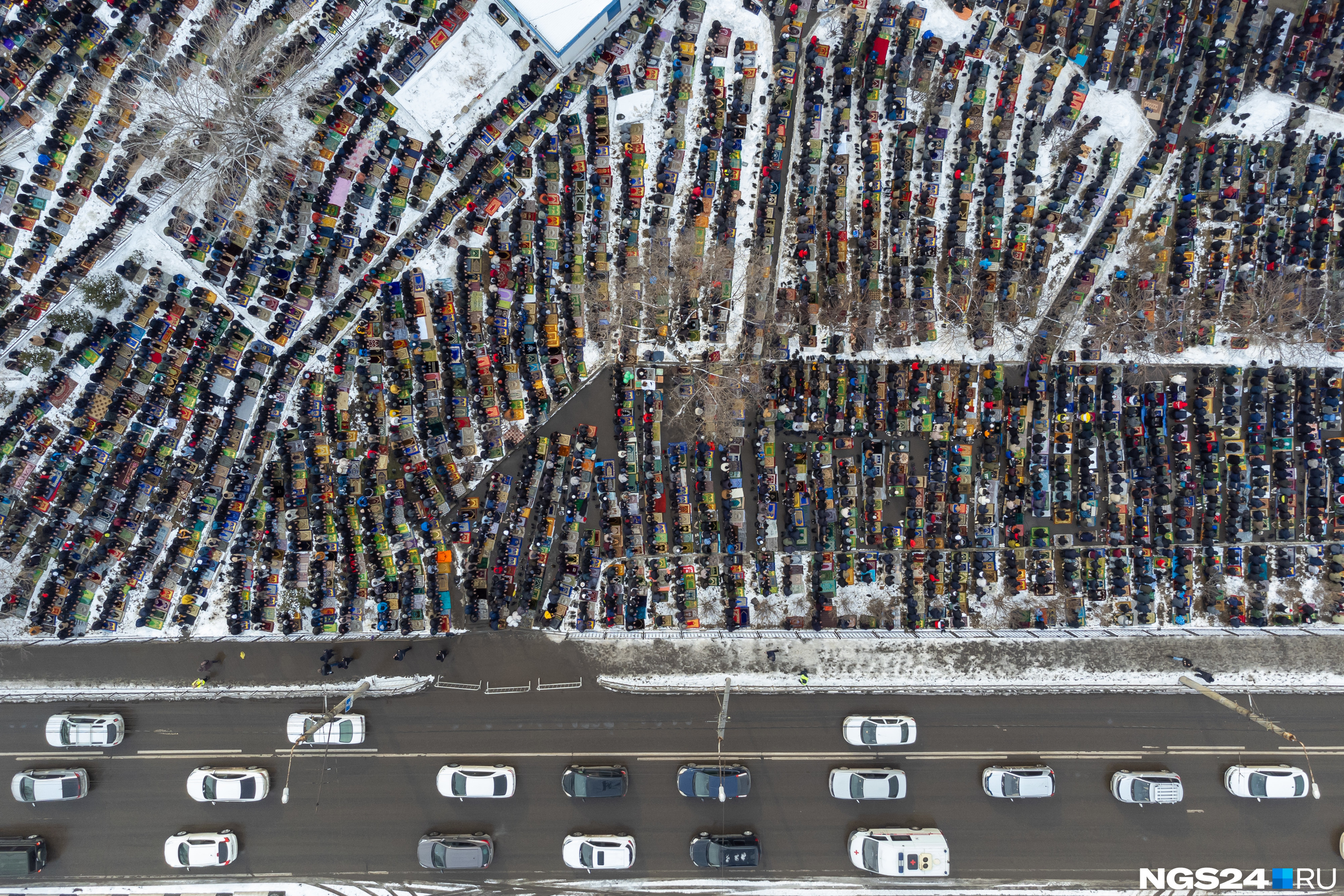 Ураза байрам красноярск. 25 Тысяч человек на фото. 5 Тысяч человек на фото. 1000 Человек на фото. 25 Тысяч человек визуально.