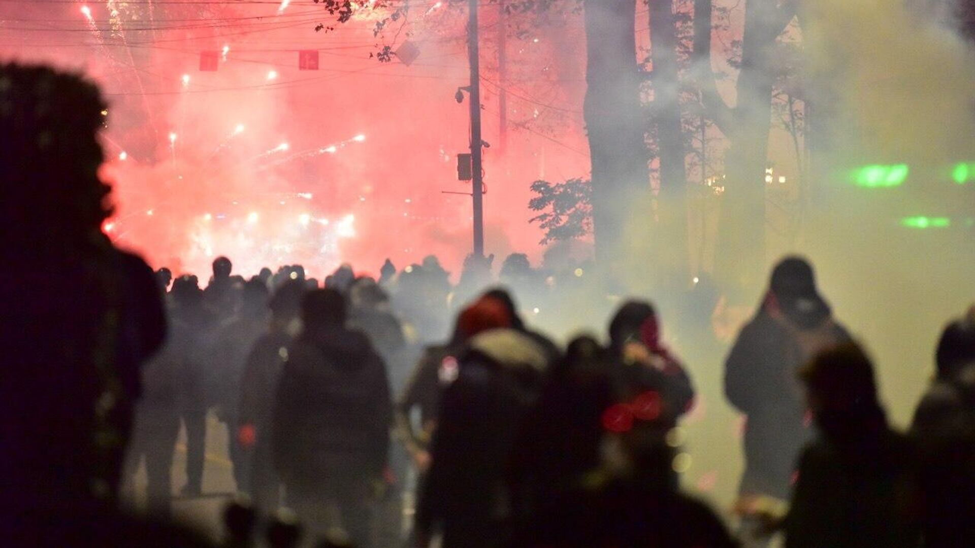 Разгон массовых протестов объединённой оппозиции в столице Грузии в ночь на 4 декабря 2024 года - Sputnik Грузия, 1920, 04.12.2024