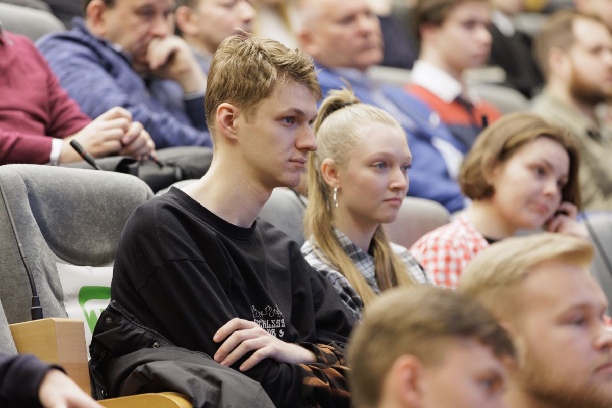 Слушателей был полный зал 