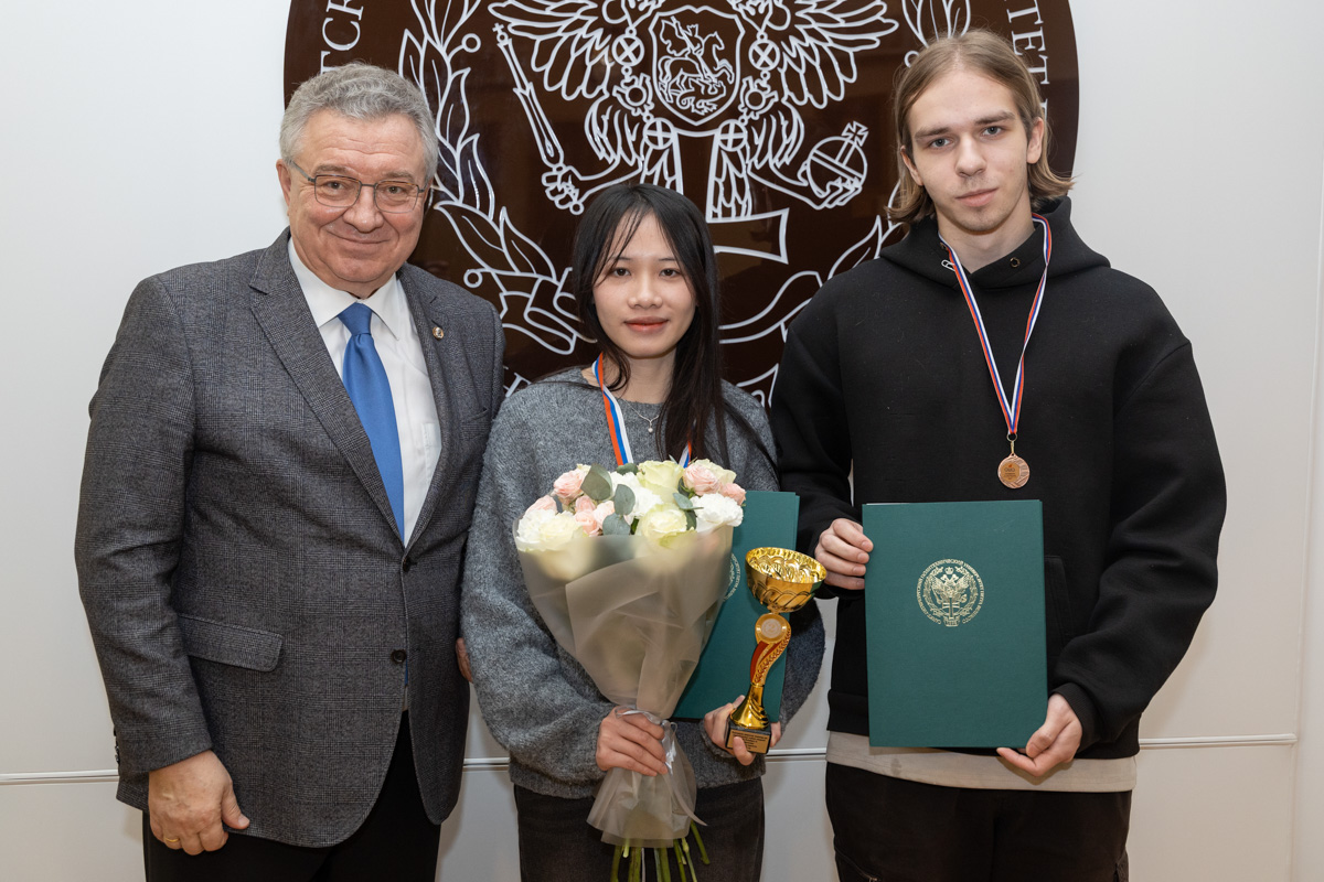 Награждение госпожи Чинь Тхи Тху Хоай и Сергея Крупицы 