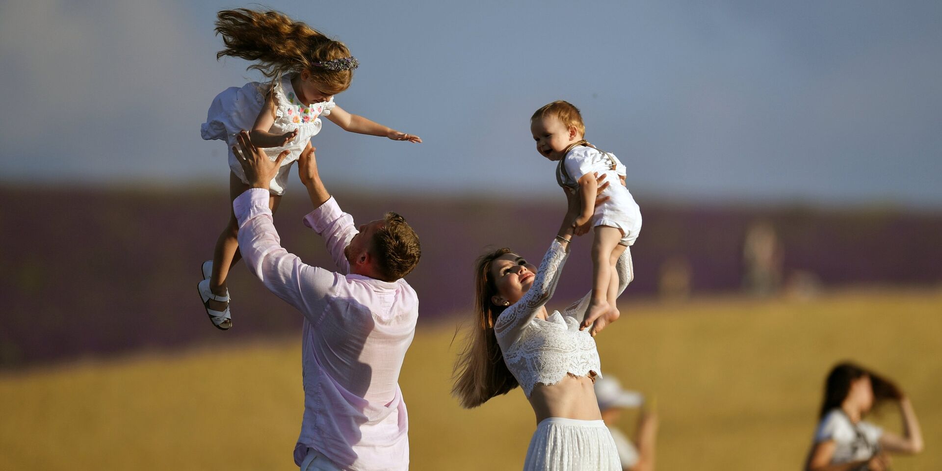 Семья с детьми на лавандовом поле в Крыму - ИноСМИ, 1920, 09.07.2025