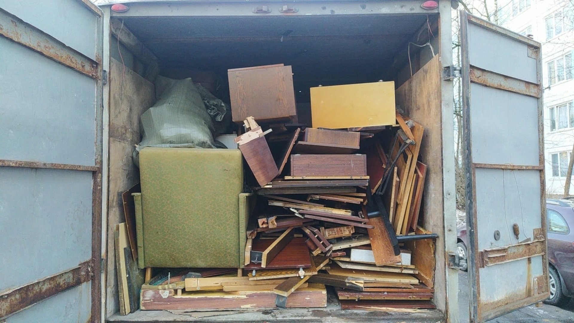 Вывоз старой мебели в железнодорожном