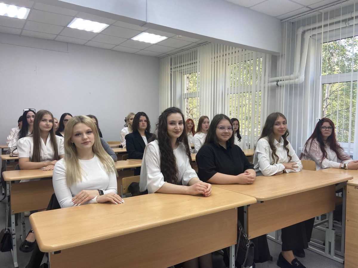 Студенты Губкинского колледжа получают стипендии от Правительства РФ и депутата Виктора Казарина