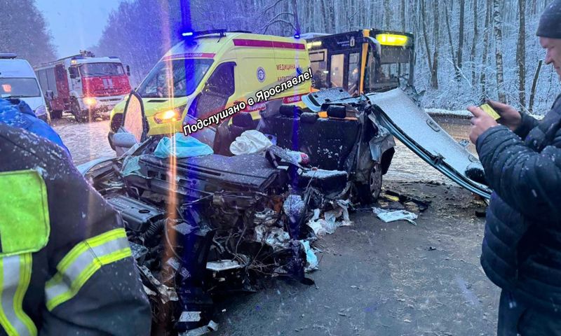 В тройном ДТП в Ярославле погибла водитель выехавшей на встречку иномарки