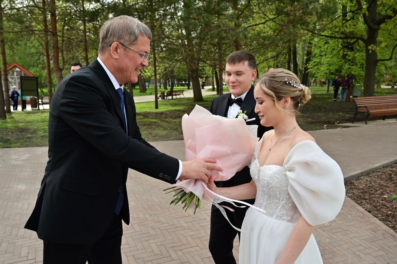 Глава Башкирии Радий Хабиров поздравил героя СВО Артура Галеева и его избранницу со свадьбой