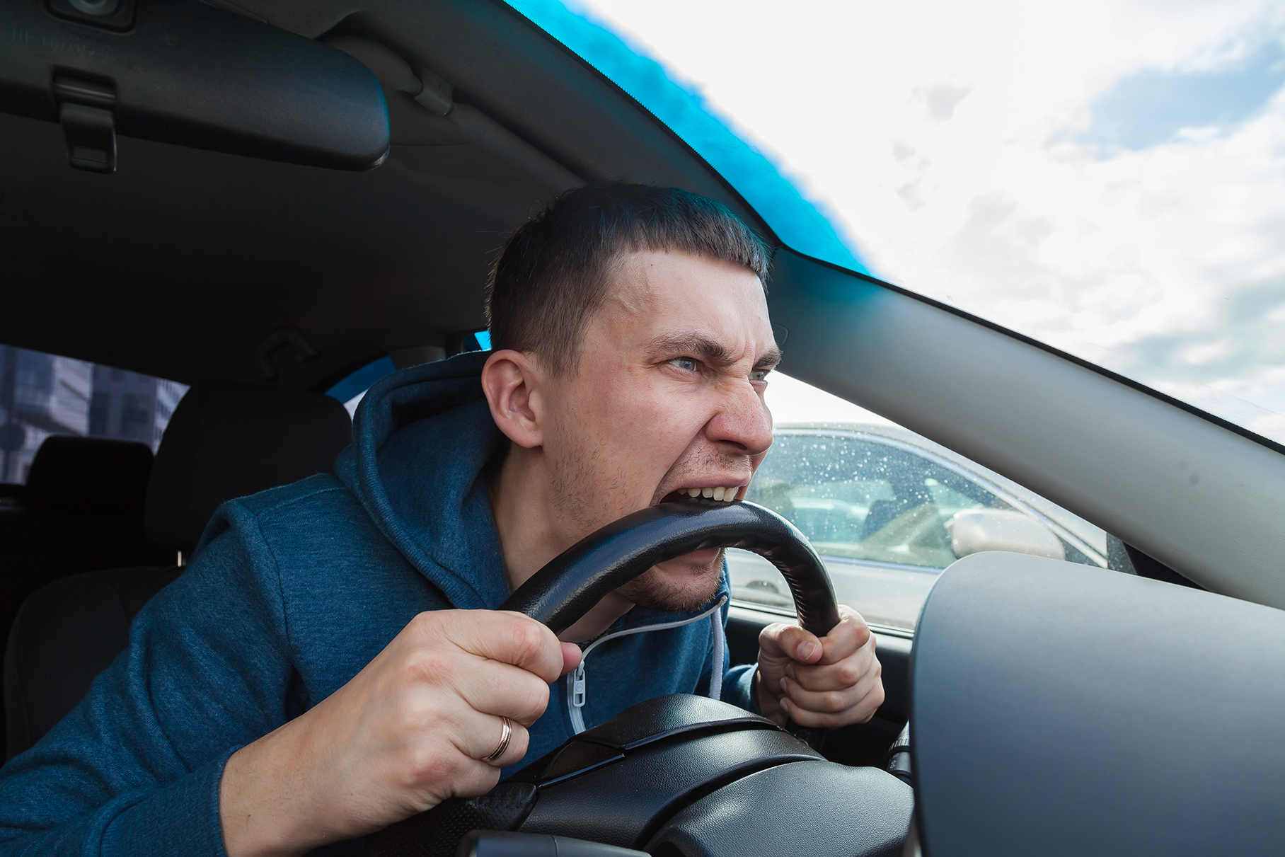 Водитель автомобиля выполняющий. Агрессивное вождение. Автомобилисты эмоции. Агрессивная езда. Кусает руль.