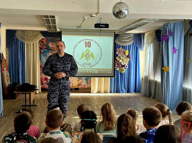 Столичные росгвардейцы провели урок мужества для дошкольников