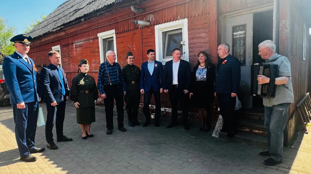 В Фокинском районе ветераны принимали поздравления на дому