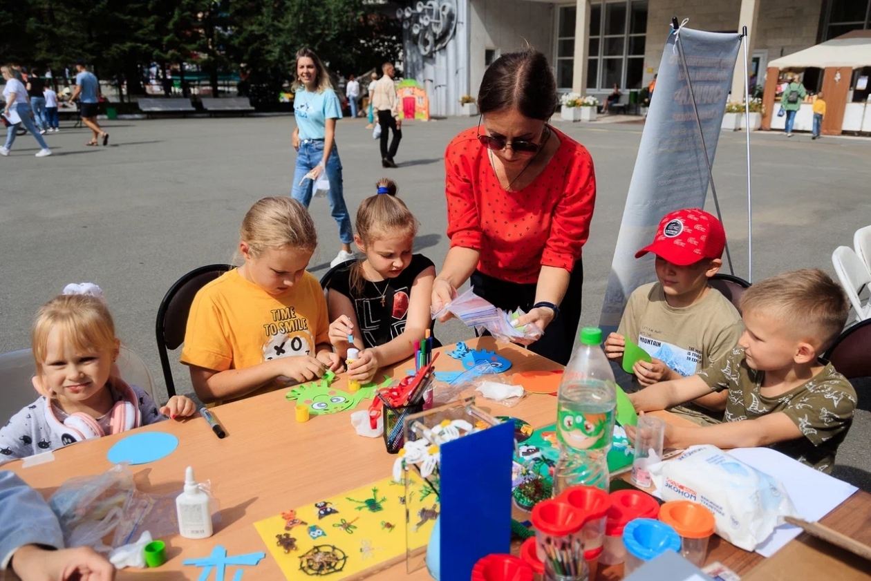 учреждение фестиваля. молодежь в парке. а2 пенза фестиваль фото. учреждение фестиваля. гуляния в сочи.