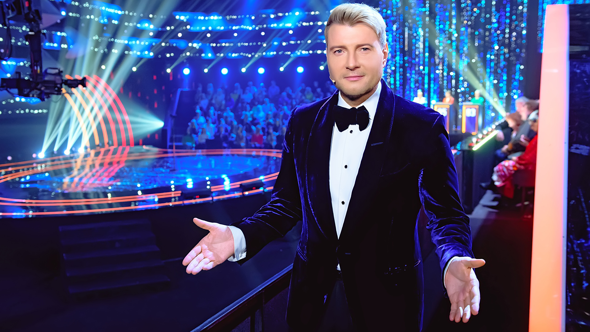 один в один басков упал с верхней полки купе