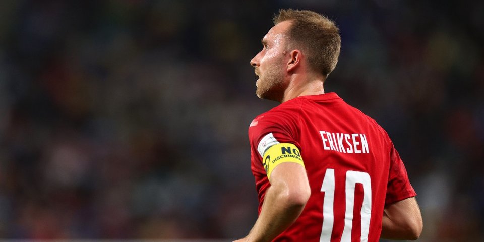 Австралия — Дания — 1:0: тренер датчан через вышедшего на замену игрока передал записку Эриксену. Видео