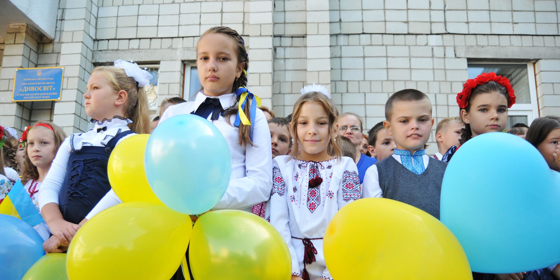 Украинские ученики на торжественной линейке, посвященной Дню знаний - ИноСМИ, 1920, 07.11.2024