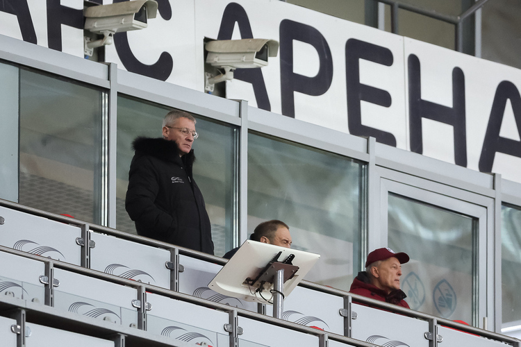 Президент Марат Сафиуллин сидел на трибуне и был явно огорчён результатом и, наверное, игрой