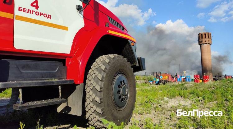 В Шебекино – сильный пожар на предприятии после атаки дрона